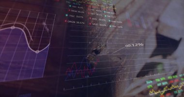 İş kıyafeti giymiş bir adamı analiz etmek ofiste dijital hisse senedi çizelgelerini gözden geçirmek, dizüstü bilgisayarla. Finans, teknoloji, veri, analitik, yatırım, şirket, modern