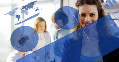 Ayakta duran iş adamları gülümsüyor ve cam duvarlar, kopyalama alanı ile iş birliği yapıyorlar. Şirket, yenilik, takım çalışması, modern, teknoloji, profesyonel, beyin fırtınası