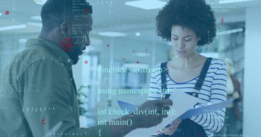 Dosya ve klasöre işaret eden iş arkadaşları, açık-plan ofisindeki belgeleri kod kaplamalı olarak inceliyorlar. İşbirliği, takım çalışması, teknoloji, modern, üretkenlik, işyeri, analitik