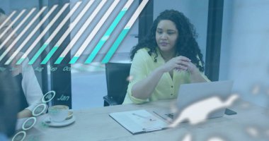 Dijital çubuk grafiğini analiz eden kadın konferans odasında dizüstü bilgisayarla ve panoyla, kopyalama uzayı. Profesyonel, işbirliği, modernlik, teknoloji, yenilik, analitik, çalışma alanı