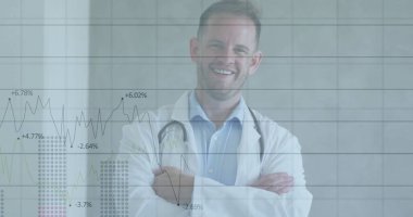 Tıp koridorunda kollarını kavuşturan doktor önlüğü, steteskobu ve çizelgeleri ile gülümsüyor. Tıbbi, sağlık, analiz, performans, profesyonel, tanı, araştırma