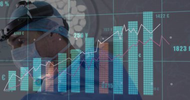 Cerrah, araştırma laboratuarındaki finansal verileri bir tepsi hapla ve kopyalama alanıyla inceliyor. Tıbbi, analitik, sağlık, veri görselleştirme, profesyonel, klinik, biyoteknoloji