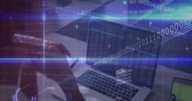 Ofiste dizüstü bilgisayarda akıllı telefon defteri kalem dijital kaplamalarıyla kod yazan bir kadın. Teknoloji, veri analizi, dijital arayüz, çalışma alanı, programlama, uzaktan çalışma, modern