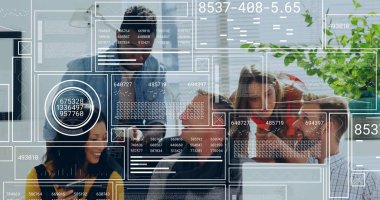 Konferans odasında dizüstü bilgisayarlar ve tabletlerle AR panellerini tartışan beş profesyonel iş birliği yapıyor. Teknoloji, yenilik, takım çalışması, dijital, modern, veri, analitik