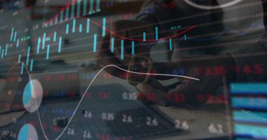 Teknisyen elleri atölyedeki akıllı bant kayışını hasırlar ve borsa örtüleriyle ayarlıyor. Elektronik, işçilik, kesinlik, yenilik, veri görselleştirme, çalışma alanı, teknoloji