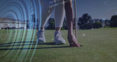 Dişi golfçü bayrak direği ve dijital kaplamayla golf topunu topluyor. Atletik, spor giyim, teknoloji, kullanıcı arayüzü, fitness, açık hava, profesyonel...