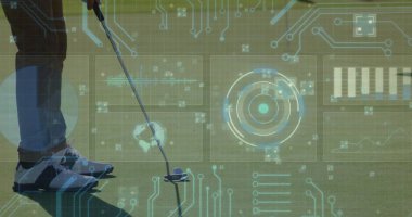 Golfçü atletik pantolon giyer, golf ayakkabısı giyer golf sopası, antenli, fotokopi makineli golf ayakkabısı giyer. Spor, teknoloji, fütürizm, yenilik, performans, analitik, açık hava