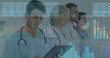 Hastane koridorundaki tablet ve stetoskoplarla dijital çizelgeleri inceleyen tıbbi ekip. Tıbbi, sağlık, teknoloji, işbirliği, veri, tanı, yenilik