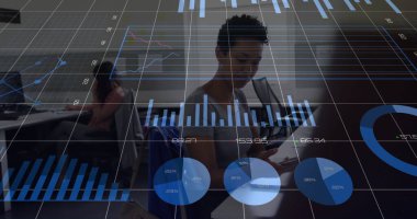 Veri analisti kadın, akıllı telefonda grafiklerle birlikte yüzen bar, pasta ve çizelgeleri analiz ediyor. Analizler, takım çalışması, yenilik, dijital, profesyonel, işbirliği, modernite