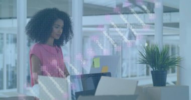 Pembe bluzlu kadın dizüstü bilgisayar kullanıyor, notlar ofiste, üzerinde bitki ve DNA örtüsü var. Teknoloji, yenilik, çalışma alanı, modern, profesyonel, araştırma, biyoteknoloji