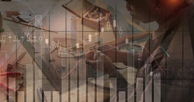 Tezgahta gözlük şeklindeki gözlük takan zanaatkarlar, keski ve finansal çizelgeler, fotokopi alanı. Zanaatkar, atölye, ahşap işçiliği, el aletleri, metal işçiliği, odaklanma, işçilik