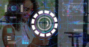 Beyaz bluz giyen ve pantolon giyen gülümseyen kadın ofiste dijital arayüzle akıllı telefona dokunuyor. Teknoloji, veri görselleştirme, dijital arayüz, iş dünyası profesyoneli, modern çalışma alanı, analitik, bilgi