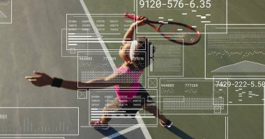 Kadın tenisçi tenis raketi ve veri örtüsüyle açık alanda kıvrılıyor. Spor, fitness, activity, motion, technology, analytics, outdoor