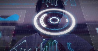 Ayakta duran kadın karanlık stüdyoda holografik AR arayüzü, ızgara, HUD ve çizelgeler ile etkileşimde. Gelecek, teknoloji, dijital alarm, yenilik, bilim, arayüz, ui