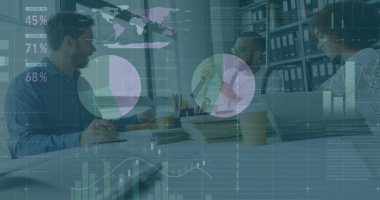 İş kıyafeti giymiş üç profesyonel ofis toplantı odasında veri örtülü raporları inceliyor. İşbirliği, takım çalışması, strateji, analitik, sunum, iletişim, modern