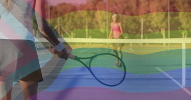 Beyaz akvaryumlu bayan oyuncu ve sert sahada rakibi ile birlikte geri dönüyor. Sporcular, müsabaka, açık hava, canlı, yoğun, spor, çeviklik