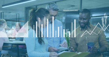 Yazılı raporlar incelenirken, üç iş arkadaşı açık planlı ofiste verileri incelerken, grafikler örtüşüyor. İşbirliği, takım çalışması, analitik, kurumsal, profesyonel, modern, çalışma alanı