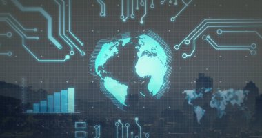 Alacakaranlıkta, şebeke ve devre izleriyle ufuk çizgisine holografik turkuaz Dünya küresi yansıtılıyor. Gelecek, teknoloji, dijital, siber, veri, ağ, yenilik