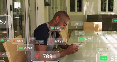 Cam veranda masasında cam kapılı, alarm simgeli akıllı telefonları kontrol ediyorum. Açık hava, eğlence, teknoloji, modern, yaşam tarzı, iletişim, dinginlik