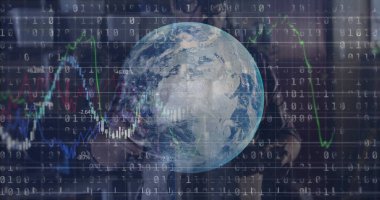 Takım elbiseli adam, veri şebekesinde Dünya 'yı denetleyen kravat ikili kod ve şamdanlarla. Dijital, finans, teknoloji, veri, analitik, iş, ekonomi