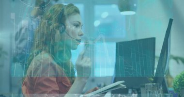 Kulaklık takan ajan, ofis masasındaki not defterine monitörler ve çizelgelerle not alıyor. İşbirliği, analitik, modernite, üretkenlik, profesyonel, teknoloji meraklısı, takım çalışması