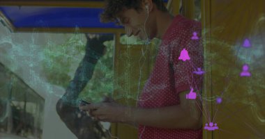 Kablolu kulaklık takan eğik adam sarı otobüs durağındaki akıllı telefonları kontrol ediyor, üstüste binen simgelerle. Teknoloji, bağlantı, kentsel, iletişim, modern, yaşam tarzı, dijital