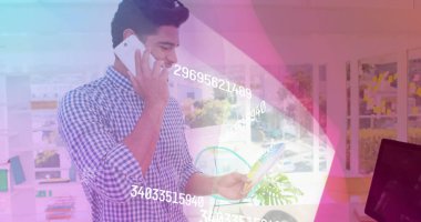 Kareli tişörtlü bir ofis çalışanı akıllı telefon tutuyor ve verileri üst üste koyarak pencerelere tablet kullanıyor. Teknoloji, veri görselleştirme, işbirliği, üretkenlik, yenilik, modern, dijital