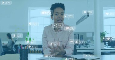 Ofiste iş kıyafeti giymiş, laptopu ve sosyal medya ölçüleriyle Koreli bir kadın konuşuyor. Profesyonel, işbirliği, yaratıcılık, modernlik, işyeri, teknoloji, üretkenlik