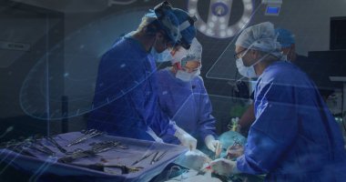 Cerrahi ekip ameliyat odasında ameliyat ışıkları altında aletlerle çalışıyor. Tıbbi, takım çalışması, klinik, profesyonel, steril, hastane, hassasiyet