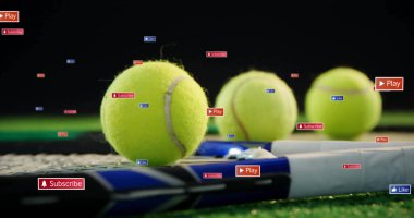 Tenis topunu yapay çim üzerinde konumlandırmak, Play Aboneliğini simgeler gibi göstermek. Spor, eğlence, teknoloji, dijital, markalaşma, modern, etkinlik