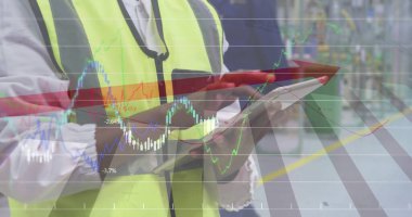 Metrik kaplamalı üretim hattında Stylus kullanarak neon yelekli denetleyici izlenecek. Üretim, endüstriyel, takım çalışması, veri analizi, teknoloji, üretim, verimlilik