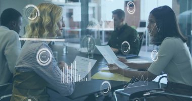 Toplantı odasındaki konferans masasında yazılı çizelgeleri ve dizüstü bilgisayarları analiz eden bir iş birliği. Kurumsal, takım çalışması, modernlik, veri görselleştirme, profesyonellik, çalışma alanı, analitik