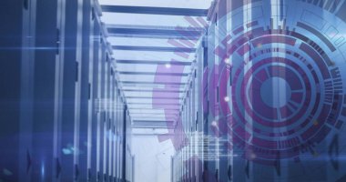 Veri merkezi koridorunda LEDlerle ve kablo tepsileriyle sunucu koridoru gösteriliyor, arayüz kaplamalı. Teknoloji, veri, siber güvenlik, ağ, dijital, yenilik, altyapı