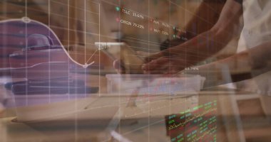 Fırın tepsisindeki malzemeleri karıştırmak, Asyalı aşçı ahşap tezgahtaki hisse senetlerini izlemek, fotokopi alanı. Mutfak, finans, dijital, çalışma alanı, modern, üretkenlik, ev