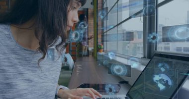 Ofiste bilgisayarla çalışan, holografik verilerle büyük pencerelerin altında çalışan bir kadın profesyonel. İşbirliği, teknoloji, yenilik, modern, çalışma alanı, kentsel, dijital