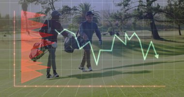 Golf kıyafetleri giymiş iki yetişkin adam golf çantaları ve dijital kaplamalarla güneş ışığında yürüyorlar. Spor, eğlence, açık hava, rekabet, takım çalışması, coşku, refah.