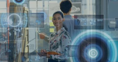 Ofiste gülümseyen desenli bluzlu, holografik örtüleri olan bir kadın. İşbirliği, takım çalışması, beyin fırtınası, yenilik, üretkenlik, modernlik, yaratıcılık