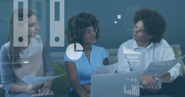 Ofis salonunda grafikleri ve laptop verilerini inceleyen üç iş arkadaşı, üzerinde turta ve bar grafikleri var. İşbirliği, takım çalışması, veri analizi, sunum, modern, gündelik, iş