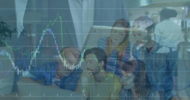 Çalışma alanındaki dizüstü bilgisayar ve tablet verilerini çizelge eşliğinde inceleyen bir ofis ekibi. Yenilik, takım çalışması, analiz, modernlik, işbirliği, üretkenlik, dijital