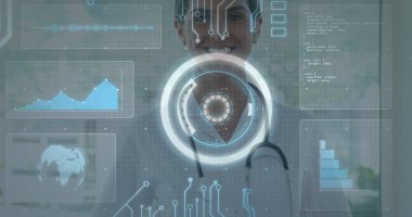 Kadın doktor, laboratuarda stetoskop ve panellerle holografik arayüzü manipüle ediyor. Tıbbi, teknoloji, yenilik, fütürizm, veri, sağlık, dijital