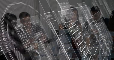 Toplantı odasında dizüstü bilgisayarların üzerine eğilmiş yüzen verileri analiz eden beş analist. Şirket, takım çalışması, dijital, teknoloji, yenilik, profesyonel, işbirliği