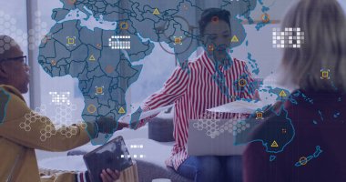 Bluzlu İspanyol kadın ofis odasındaki bilgisayarında dünya haritası projeksiyonlu belgeleri değiş tokuş ediyor. İş, işbirliği, teknoloji, modern, iletişim, takım, profesyonel