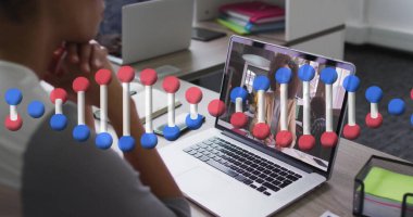 Modern ofis masasında dizüstü bilgisayarlı, kopyalama alanlı 3D moleküler modeli analiz eden bir ofis çalışanını izlemek. İşbirliği, yenilik, teknoloji, bilim, iletişim, profesyonel, çalışma alanı