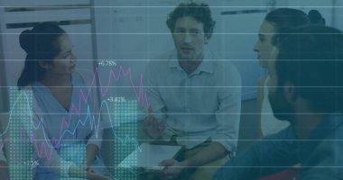 Danışmanlar, modern toplantı odasındaki iş verilerini tablet ve çizelgelerle gözden geçiriyorlar. İş, takım çalışması, analitik, sunum, strateji, işbirliği, teknoloji