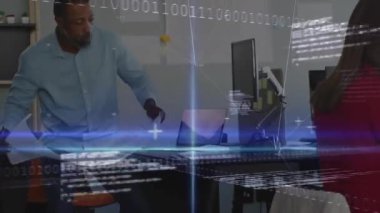 Çalışma masasının yanındaki planları açan adam tasarım detaylarını açıklayan örtüyü etkinleştiriyor. Profesyonel, işbirliği, plan, takım çalışması, modern, çalışma alanı, iletişim