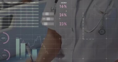 Tıbbi verileri analiz ederken doktor grafikler, pasta grafikleri ve dünya haritası kullanıyor. Tıbbi, teknoloji, analitik, profesyonel, geleceksel, sağlık, yenilik