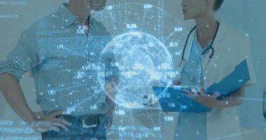 Erkek hasta göğsünü hologram olarak işaret ederken doktor da dünyayı analiz edip not panosunu inceliyor. Tıbbi, danışma, geleceksel, veri, tanı, sağlık, teknoloji