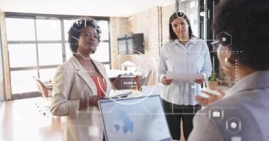 Meslektaşları bankacılık sunumu için tablet gösterirken kadınlar konuşuyor ve finans simgeleri başlatıyorlar. Profesyonel, işbirliği, finans, teknoloji, şirket, anlayış, analiz