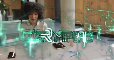 Kadın ofiste dizüstü bilgisayar açıyor ve finans notları alırken neon-yeşil CRYPTO örtüsü oluşturuyor. Teknoloji, yenilik, dijital, gelecek, işbirliği, çalışma alanı, neon