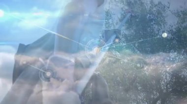 Ağaç kesen ağaç kesiciler başları hizalayıp budarken şebeke haritası oluşturuyorlar. Bahçecilik, bağlantı, dijital, bakım, açık hava, teknoloji, manzara